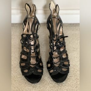 Nine West black leather strappy sandal size 7